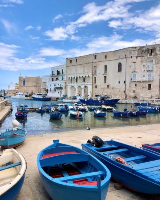 MONOPOLI! Went for the old town views, stayed for the three-hour leisurely lunch. 🍷 🦞 🍝 #monopoli